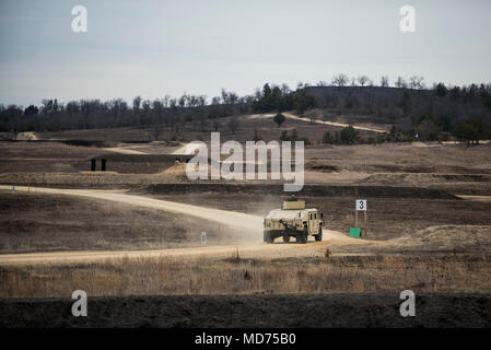 Une réserve de l'armée américaine équipe camion mitrailleur participe à une voie de circulation de tir réel au cours de l'opération de l'acier à froid Fort McCoy, Wisconsin, le 26 mars 2018. Cette itération de Cold Steel est appelée Force opérationnelle triade, monté un entraînement au tir de l'exercice dans lequel les soldats travaillent en équipes de camions à quailfy sur live-le-feu des voies. Triade Groupe de travail va de février à mai. Chaque équipe qui s'entraîne ici complète un cycle de 14 jours qui inclut la formation au tir primaire, un mitrailleur skill test numérique, tir, de la qualification au sol simulé et enfin se terminant dans une conduite de tir réel à une qualification. (U.S. Ar Banque D'Images