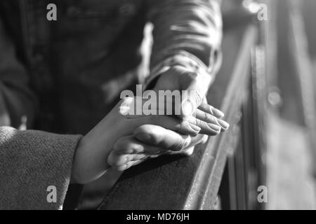 Main dans la main, l'amour, les doigts,photo en noir et blanc Banque D'Images