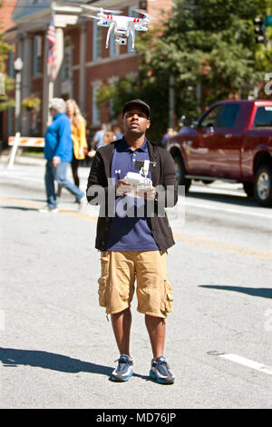 Decatur, GA, USA - 4 octobre 2014 : un homme exploite un drone dans le cadre d'une manifestation pour les clients de la Maker Faire annuel Atlanta. Banque D'Images