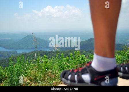 L'homme au sommet de la montagne avec la large vue sur le ruisseau de Blue Mountains. Concept d'un succès. Banque D'Images