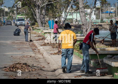 Comme la plupart des résidents de l'île, ceux qui vivent dans la ville côtière de Loiza, Puerto Rico se trouve toujours nettoyer après les tempêtes. Non seulement l'Ouragan Maria endommagé la ville, mais il a détruit les barrières naturelles qui empêchent les eaux de la hausse sans cesse et endommager les routes de la côte. Banque D'Images