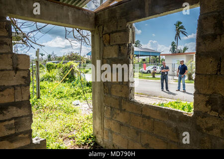 Comme la plupart des résidents de l'île, ceux qui vivent dans la ville côtière de Loiza, Puerto Rico se trouve toujours nettoyer après les tempêtes. Non seulement l'Ouragan Maria endommagé la ville, mais il a détruit les barrières naturelles qui empêchent les eaux de la hausse sans cesse et endommager les routes de la côte. Banque D'Images