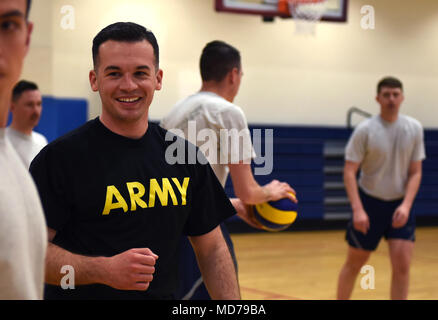 Le Cpl. James R. Wrick, 743e bataillon de renseignement militaire, célèbre analyste des signaux une victoire après un match de volley-ball au cours de sa session de formation physique de classe 9 mars 2018, à Buckley Air Force Base, Colorado. Wrick main a été sélectionné pour participer à l'Armée de l'air et cours de la SLA a reçu la plus haute distinction après l'obtention du diplôme, le John L. Levitow Award pour son rendement exceptionnel. (U.S. Photo de l'Armée de l'air par la Haute Airman Jessica B. Genre) Banque D'Images