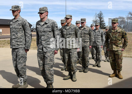 Le Cpl. James R. Wrick, 743e bataillon de renseignement militaire, des marches d'analyste des signaux de son vol au cours d'un exercice à l'évaluation d'un membre de l'École de leadership, le 14 mars 2018, à Buckley Air Force Base, Colorado. Wrick main a été sélectionné pour assister à la Buckley AFB cours ALS et a reçu la plus haute distinction après l'obtention du diplôme, le John L. Levitow Award pour son rendement exceptionnel. (U.S. Photo de l'Armée de l'air par la Haute Airman Jessica B. Genre) Banque D'Images