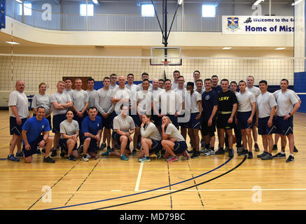 Le Cpl. James R. Wrick, 743e bataillon de renseignement militaire, est analyste des signaux avec ses camarades de classe et d'une équipe de chefs et les sergents d'abord après un match amical de volley-ball, le 19 mars 2018, à Buckley Air Force Base, Colorado. C'est tradition pour chaque classe de l'École de Leadership l'Aviateur à jouer le premier des sergents et des chefs, dans un match de volley-ball. (U.S. Photo de l'Armée de l'air par la Haute Airman Jessica B. Genre) Banque D'Images