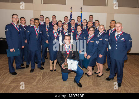 Le Cpl. James R. Wrick, 743e Bataillon analyste du renseignement militaire des signaux, pose pour une photo avec ses camarades de classe de son école de leadership à l'aviateur, l'obtention du diplôme de classe 22 mars 2018, à Buckley Air Force Base, Colorado. Wrick est le premier soldat de l'Armée de l'air classe ALS et a reçu le prix John L. Levitow, la plus haute distinction pour l'éducation militaire professionnelle enrôlé dans l'Armée de l'air. (U.S. Photo de l'Armée de l'air par la Haute Airman Stephen G. Eigel) Banque D'Images