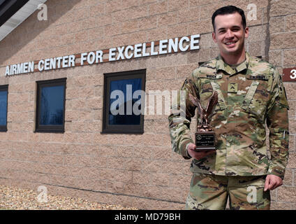 Le Cpl. James R. Wrick, 743e bataillon de renseignement militaire, analyste des signaux se trouve à l'extérieur l'Airman Leadership School, 27 mars 2018, à Buckley Air Force Base, Colorado. Wrick main a été sélectionné pour participer à l'Armée de l'air et cours de la SLA a reçu la plus haute distinction après l'obtention du diplôme, le John L. Levitow Award pour son rendement exceptionnel. (U.S. Photo de l'Armée de l'air par la Haute Airman Jessica B. Genre) Banque D'Images