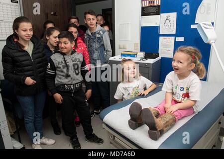 180328-N-BK435-0102 DEVESELU, Roumanie (30 mars 2018) Les étudiants de l'école, un Deveselu école roumaine locale, visiter la clinique médicale à l'installation de soutien naval pendant une Deveselu COMREL relations communautaires (projet). NSF Deveselu AAMDS et Roumanie sont situés dans la base militaire roumaine 99e et jouer un rôle clé dans la défense antimissile balistique en Europe orientale. (U.S. Photo par marine Spécialiste de la communication de masse 1re classe Jeremy Starr/libérés) Banque D'Images