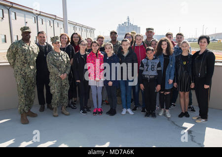 180328-N-BK435-0174 DEVESELU, Roumanie (30 mars 2018) Capt Charlos Washington, commandant du Centre affectés à l'installation de soutien naval Deveselu, et le Colonel Razvan Bratulesu, commandant de la base pour la 99e base militaire de Deveselu, prendre une photo de groupe avec les enseignants et les étudiants de l'école, un Deveselu école roumaine locale, au cours d'une des relations communautaires (COMREL) Projet sur base. NSF Deveselu AAMDS et Roumanie sont situés dans la base militaire roumaine 99e et jouer un rôle clé dans la défense antimissile balistique en Europe orientale. (U.S. Photo par marine Spécialiste de la communication de masse 1re classe Jeremy Starr/ Banque D'Images