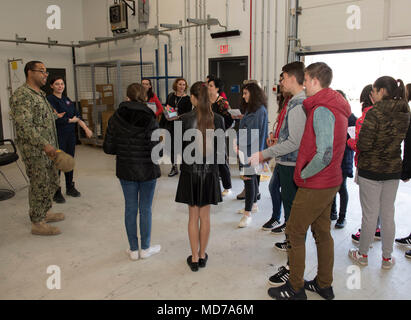 180328-N-BK435-0190 DEVESELU, Roumanie (30 mars 2018) Capt Charlos Washington, commandant affecté à l'installation de soutien naval Deveselu, donne un tour de base pour les étudiants de l'école, un Deveselu école roumaine locale, au cours d'une des relations communautaires (COMREL) projet. NSF Deveselu AAMDS et Roumanie sont situés dans la base militaire roumaine 99e et jouer un rôle clé dans la défense antimissile balistique en Europe orientale. (U.S. Photo par marine Spécialiste de la communication de masse 1re classe Jeremy Starr/libérés) Banque D'Images