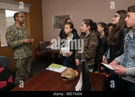 180328-N-BK435-0185 DEVESELU, Roumanie (30 mars 2018) Capt Charlos Washington, commandant affecté à l'installation de soutien naval Deveselu, donne un tour de base pour les étudiants de l'école, un Deveselu école roumaine locale, au cours d'une des relations communautaires (COMREL) projet. NSF Deveselu AAMDS et Roumanie sont situés dans la base militaire roumaine 99e et jouer un rôle clé dans la défense antimissile balistique en Europe orientale. (U.S. Photo par marine Spécialiste de la communication de masse 1re classe Jeremy Starr/libérés) Banque D'Images