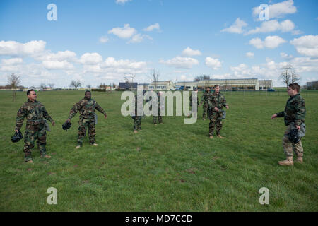 Le sergent américain. William Buttner (droite), attribués à des Forces alliées Nord bataillon, brigade de l'OTAN de l'armée américaine, les chèques des soldats alors qu'ils respirent l'air frais, face au vent après la formation de la confiance à l'intérieur du masque d'armes chimiques, biologiques, radiologiques et nucléaires prix sur Chièvres Air Base, Belgique, le 29 mars 2018. (U.S. Photo de l'armée par Visual Spécialiste de l'information, Pierre-Etienne Courtejoie) Banque D'Images