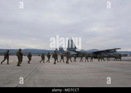 Aviateurs et soldats américains affectés à la 435ème réponse d'urgence, 4e Groupe de soutien de l'air, 2e Groupe de soutien de l'air, de l'escadron de l'armée américaine et Rheinland-Pfalz garnison vers un U.S. Air Force C-130J Super Hercules sur la piste à base aérienne de Ramstein, en Allemagne, le 29 mars 2018. Les parachutistes s'est envolé pour gagner ou conserver des certifications pour sauter. (U.S. Photo de l'Armée de l'air par la Haute Airman Devin M. Rumbaugh) Banque D'Images