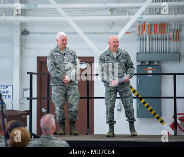 U.S. Air Force Colonel Daniel Gabrielli, commandant de la 133e Airlift Wing, introduit le lieutenant général L. Scott, directeur du riz, de la Garde nationale, au cours d'un événement de l'appel à Saint Paul, au Minnesota, le 25 mars 2018. Le riz et le sergent-chef en chef Ronald Anderson, chef du Commandement de l'Air National Guard, sont en tournée tout l'air des unités de la Garde nationale et de répondre à des questions relatives à la carrière de champs. (U.S. Air National Guard photo de Tech. Le Sgt. Austen R. Adriaens/libérés) Banque D'Images