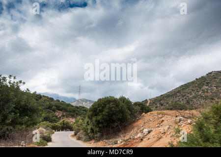 Vue panoramique de la route vide et rocky mountain, Crète, Grèce Banque D'Images