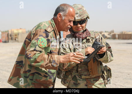 Le sergent-chef. Janet Bretado, conseiller en logistique pour l'équipe de conseillers militaires, former, conseiller et assister les Command-South, montre une photo d'un officier afghan logistique, mars 27,2018, lors d'une visite de routine à Kandahar, en Afghanistan. Bretado est l'une des deux femelles à partir de la 40e Division d'infanterie à TAAC-Sud, qui est composé de soldats du 40ème Inf. Div., Californie Garde nationale, et l'équipe de combat de la 2e Brigade d'infanterie, 4e Division d'infanterie. (U.S. Photo de l'armée par le sergent. Neysa Canfield/TAAC-Sud Affaires publiques) Banque D'Images