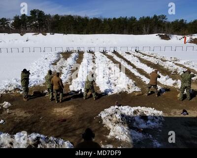 180320-N-NZ491-002 FORT DEVENS, Mass.) (20 mars 2018) Les marins du détachement de l'Escadron 8 de rivière côtière Groton conduite de petit calibre sur la formation d'une gamme d'armes à feu à Ft. Devens Base militaire de Massachusetts. L'exploitation d'escadrons fluviales côtières à terre, en mer et dans les eaux des ports, baies et l'ensemble du littoral et du port port offrant la sécurité, la protection des actifs de grande valeur et les opérations de sécurité maritime dans les eaux côtières et intérieures. (U.S. Photo de la marine par le Lieutenant Andrew Mauney/libérés) Banque D'Images