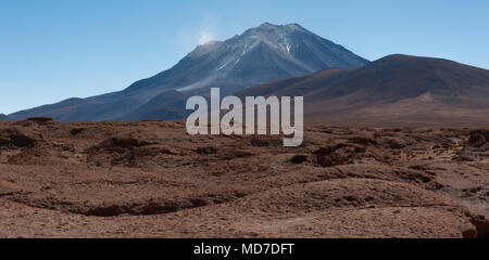 Mirador du volcan Ollague. C'est un stratovolcan massive sur la frontière entre la Bolivie et le Chili et son plus haut sommet est 5 868 mt Banque D'Images