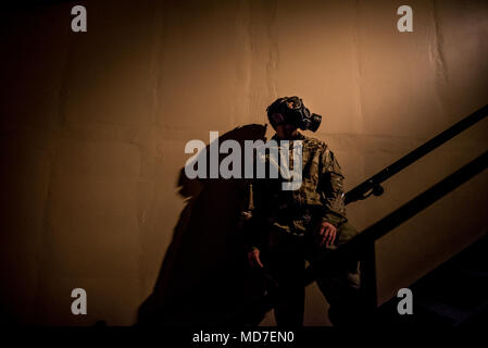 Le Sgt. 1re classe Carlos Lazo, officier des affaires publiques de noncomissioned pour le 200e de la Police militaire, pose tout en portant un masque à gaz de protection à Fort Meade, Maryland, le 2 mars 2018, en préparation pour la prochaine CS chambre à gaz La formation programmée au cours de la bataille de l'assemblée générale de l'administration centrale de commande. Au cours de la chambre à gaz, Lazo et l'équipe des affaires publiques a procédé à un événement Facebook pour diffuser la formation en ligne et de donner aux téléspectateurs un aperçu à la première personne l'expérience de formation. (U.S. Réserve de l'armée photo par le Sgt. Michel Sauret) Banque D'Images