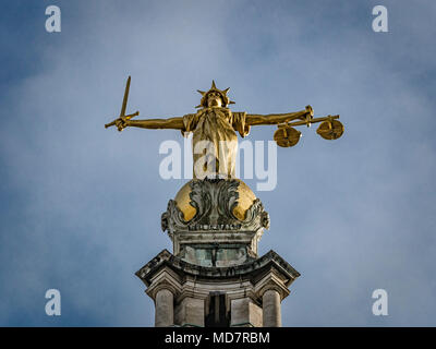 Statue en bronze de Dame Justice, exécuté par le sculpteur britannique F. W. Pomeroy. Une épée dans sa main droite et la balance de la justice dans sa main gauche. Banque D'Images