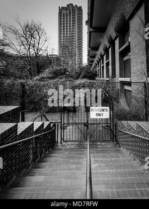 Les résidents seulement signe, Barbican Estate, Londres, Royaume-Uni, partie de la barbacane complexe. Banque D'Images