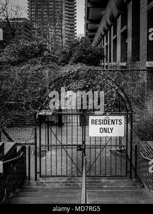 Les résidents seulement signe, Barbican Estate, Londres, Royaume-Uni, partie de la barbacane complexe. Banque D'Images