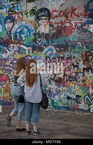 Deux filles regarder le mur John Lennon à Prague, République Tchèque Banque D'Images