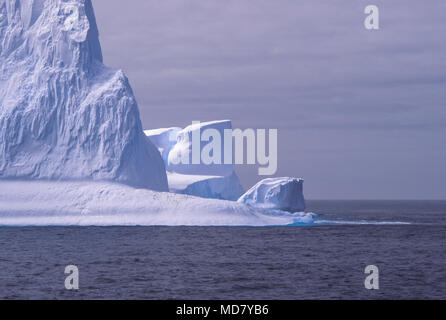 Immense iceberg flotte dans la mer près de l'Écosse Péninsule antarctique. Banque D'Images