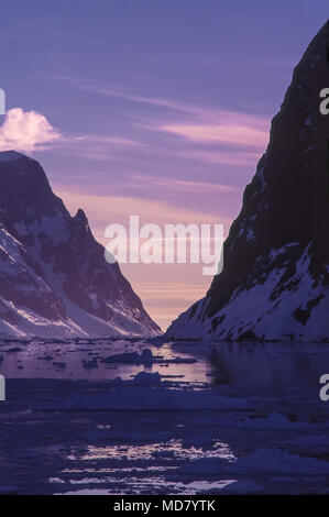 Glaciers et les sommets, Canal Lemaire, péninsule antarctique. Banque D'Images