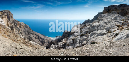 Vue panoramique de la falaise rocheuse et marins contre le ciel, Crète, Grèce Banque D'Images
