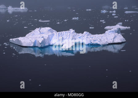 Iceberg flotte dans la mer près de l'Écosse Péninsule antarctique. Banque D'Images