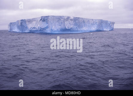 Immense iceberg flotte dans la mer près de l'Écosse Péninsule antarctique. Banque D'Images