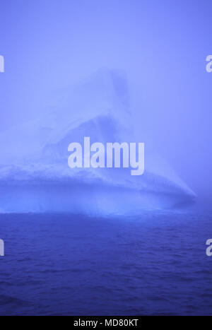 Immense iceberg flotte dans la mer près de l'Écosse Péninsule antarctique. Banque D'Images