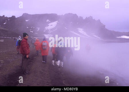 La vapeur provenant de sources géothermiques, Deception Island, péninsule antarctique. Banque D'Images