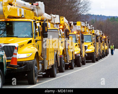 Un convoi de camions utilitaire électrique jaune en formation cap au sud pour aider avec l'ouragan damage cleanup pour l'ouragan Sandy Banque D'Images