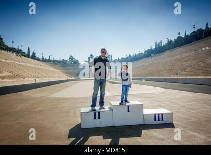 Père et fils debout sur podium au stade Panathénaïque, Athènes, Grèce, Europe Banque D'Images