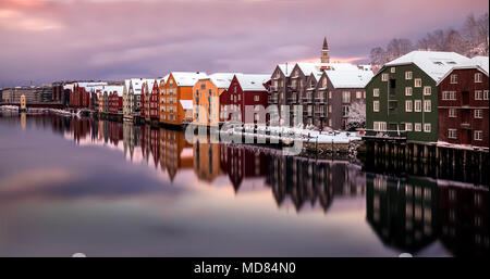 La colorée en bois historique maisons le long de la rivière Nidelva à Trondheim, Norvège Banque D'Images