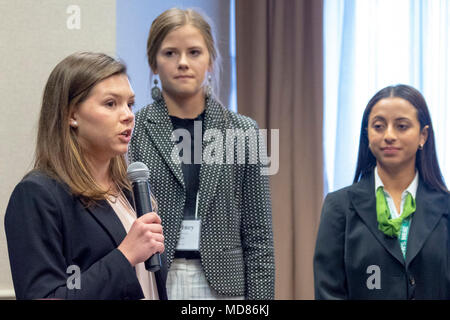 Farm Service Agency (FSA) leadership accueille un 4-H Table ronde avec les étudiants à travers la nation, Porto Rico, et le Canada, avril, 10, 2018, au ministère de l'Agriculture des États-Unis (USDA), à Washington. Banque D'Images