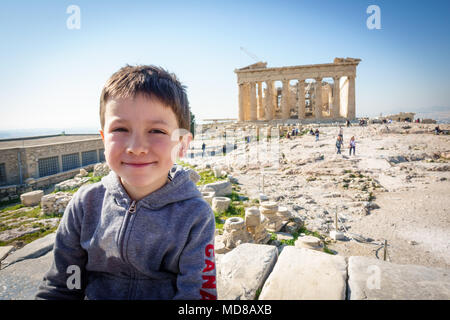 Portrait de garçon en face du Parthénon de l'Acropole, Athènes, Grèce Banque D'Images