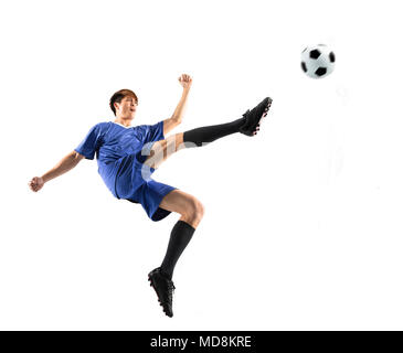 Joueur de football en action isolé sur fond blanc Banque D'Images