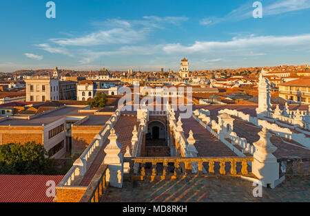 Paysage urbain et les toits de la ville de Sucre au coucher du soleil vu du toit de l'église de Felipe Neri la cordillère des Andes, la Bolivie, l'Amérique du Sud. Banque D'Images