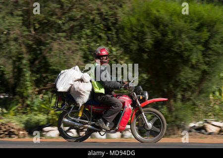 Un taxi moto, savoir qu'un, boda boda en Afrique de l'Est sont utilisés pour le transport des personnes et des biens. A boda boda ont de très mauvais résultats en matière de sécurité mais une majo Banque D'Images