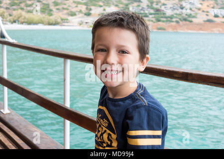 Portrait de garçon au bateau à Spinalonga, Crète, Grèce Banque D'Images