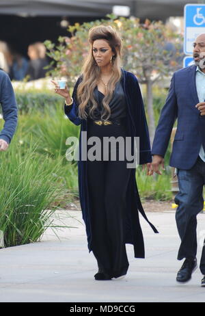 Mel B port daisy duke courte qu'elle arrive à l'Americas Got Talent' show à Pasadena avec sa maman. Après les spice girl a changé pour une robe d'argent pour le spectacle. En vedette : Tyra Banks où : Pasadena, California, United States Quand : 19 mars 2018 Source : WENN Banque D'Images