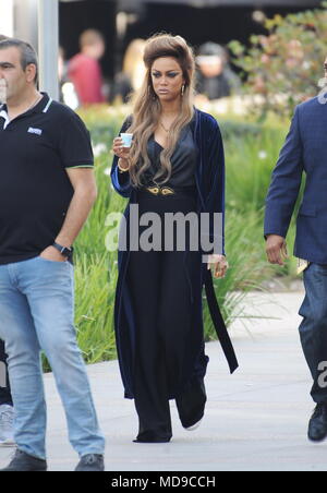 Mel B port daisy duke courte qu'elle arrive à l'Americas Got Talent' show à Pasadena avec sa maman. Après les spice girl a changé pour une robe d'argent pour le spectacle. En vedette : Tyra Banks où : Pasadena, California, United States Quand : 19 mars 2018 Source : WENN Banque D'Images