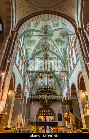 Nef avec orgue, Simultankirche Sankt Nikolaus, ancienne abbaye bénédictine, Brauweiler Pulheim, Rhénanie-du-Nord - Westphalie, Banque D'Images