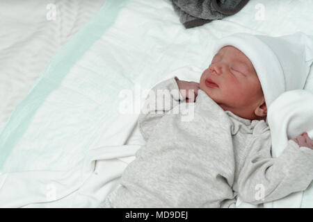 Cute baby boy sleeping on bed Banque D'Images