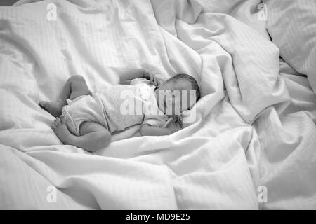 Tourné directement au-dessus du nouveau-né baby boy sleeping on bed Banque D'Images