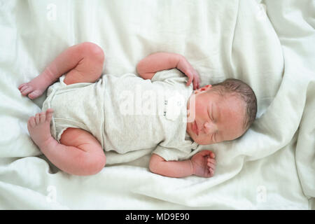 Tourné directement au-dessus du nouveau-né baby boy sleeping on bed Banque D'Images