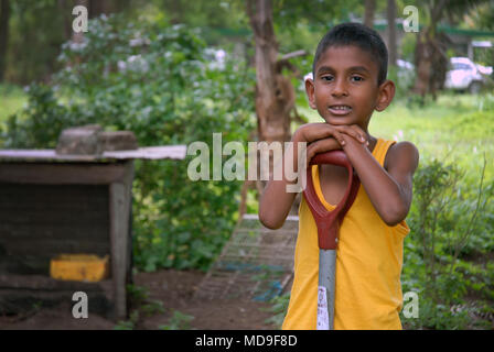 Garçon avec chat, Kulukulu, Sigatoka, Fiji. Banque D'Images